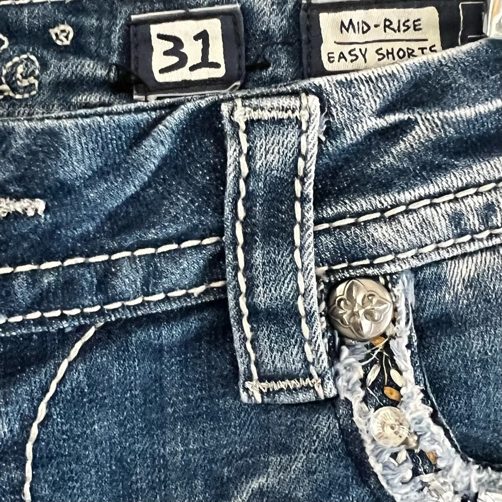 MISS ME: Distressed Mid-Rise Easy Shorts - Picture 7 of 8